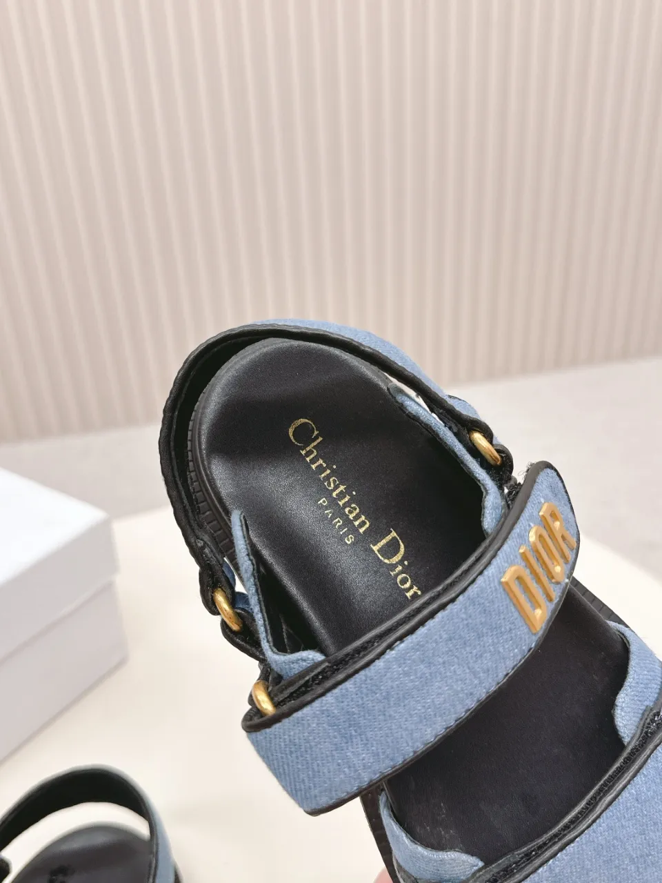 👟👟Ex-factory price 480👟👟 DIOR classic sandals mixed sheepskin DiorAct sandals are fashionable. Paired with an insole that fits the shape of your foot, it's made of exceptionally lightweight and comfortable leather. The upper straps are fastened with Velcro and are decorated with a gold-finish metal "Dior" logo, which complements the style design. These sandals add a modern edge to any look. Fabric: Imported mixed sheepskin Lining: Imported sheepskin Outsole: Original TPU outsole Code number: 35-42 (41 42 customized, non-refundable)